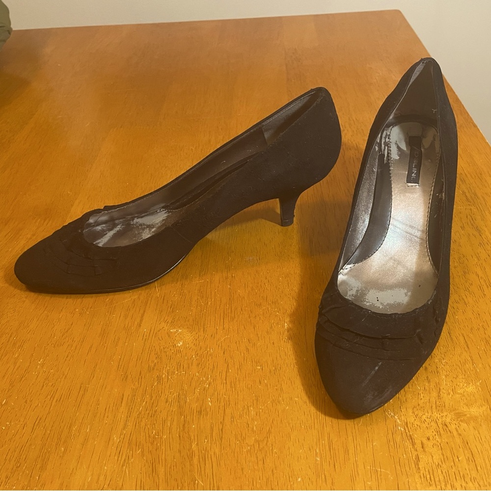 Good condition black Bandolino kitten heels size 10, soft fabric